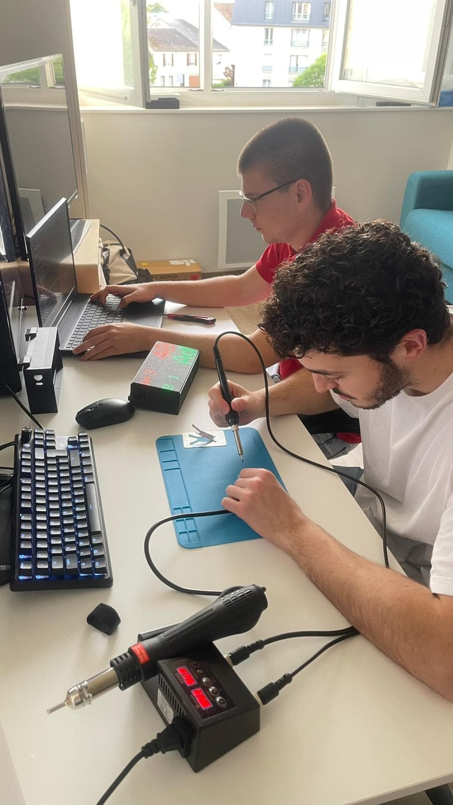 L'atelier DigiCourt à Bourges, assemblage des boîtiers à la main