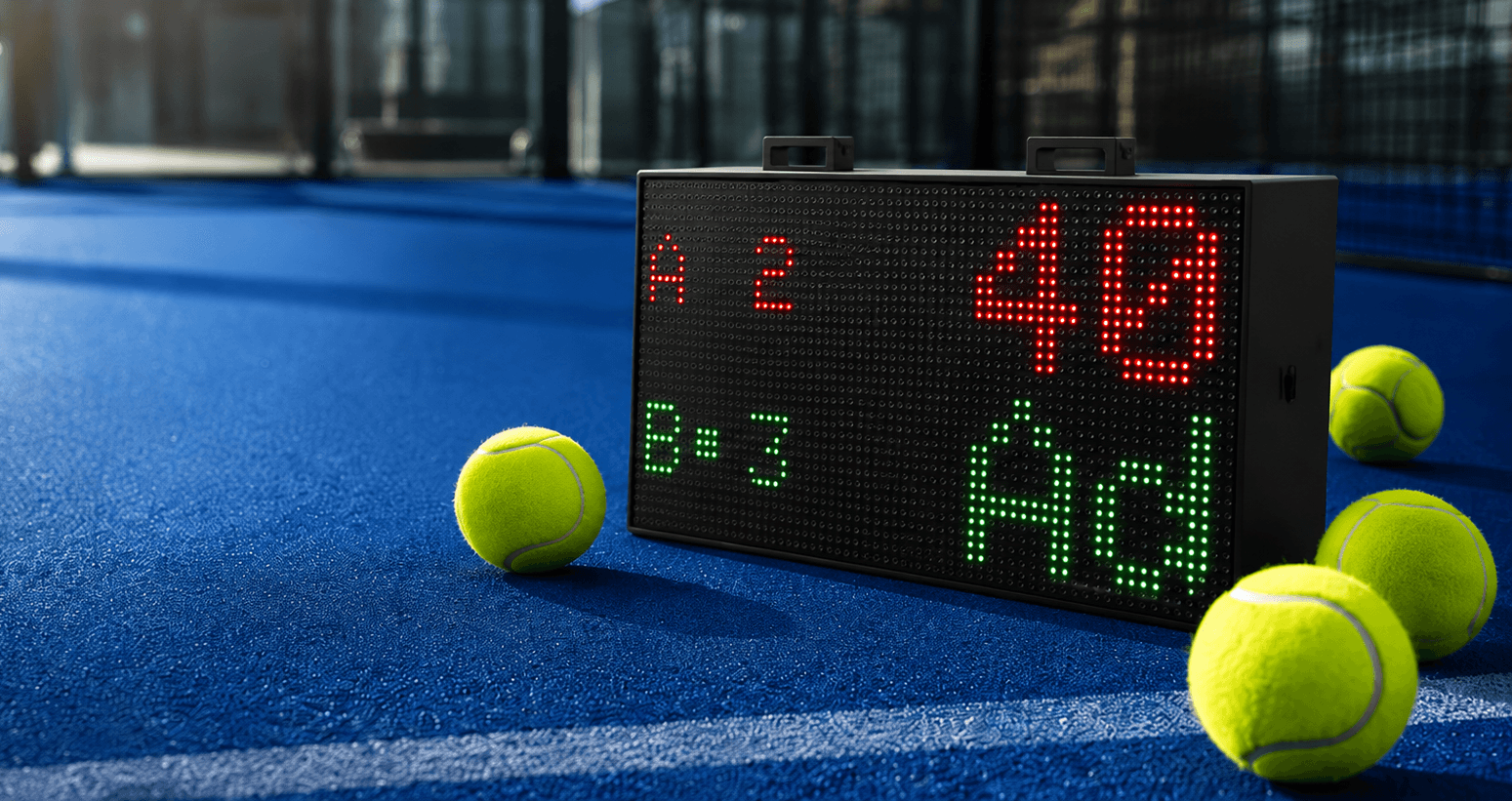 Le boîtier DigiCourt affichant le score sur un terrain de padel
