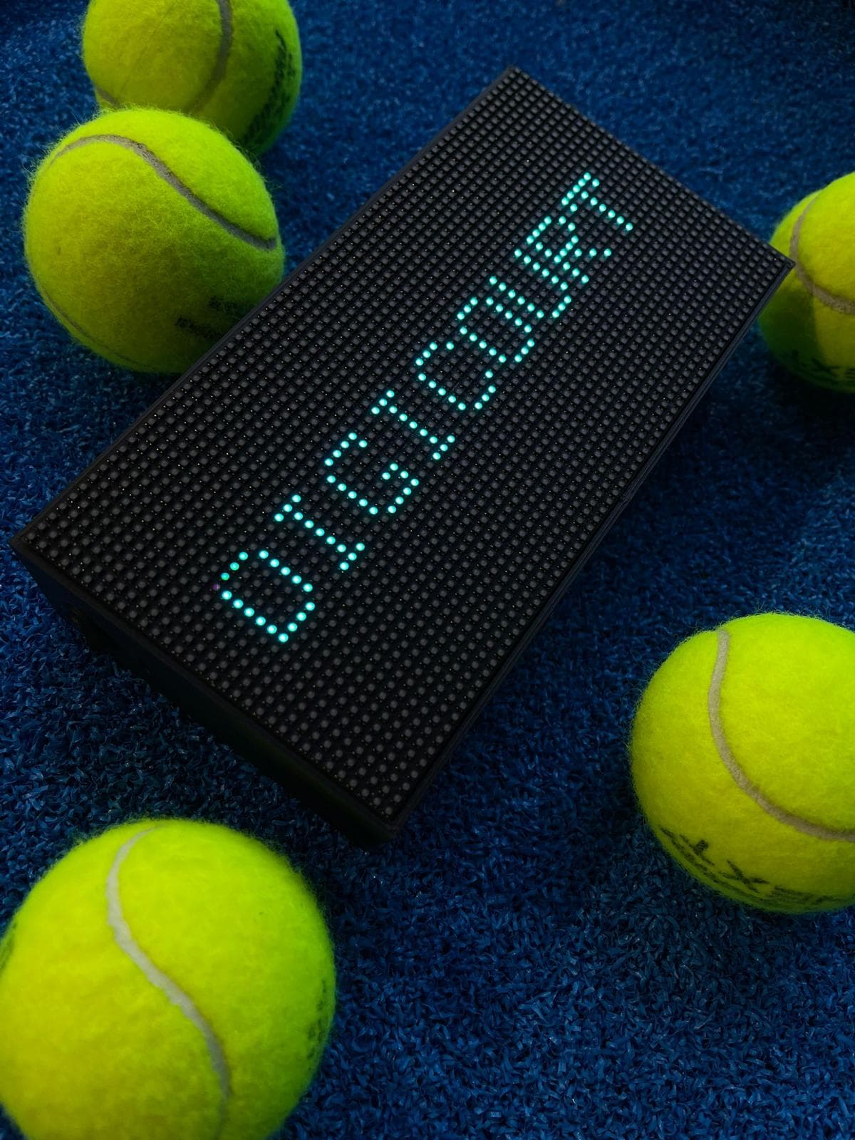 Le boîtier au démarrage, matrice LED cyan affichant DIGICOURT