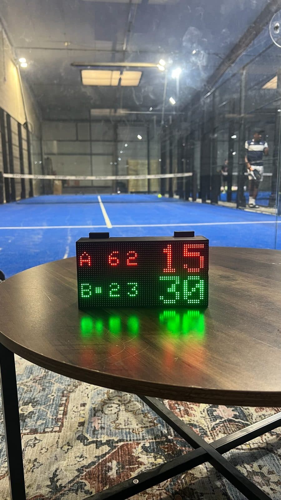 Écran du boîtier affichant un score en cours de match