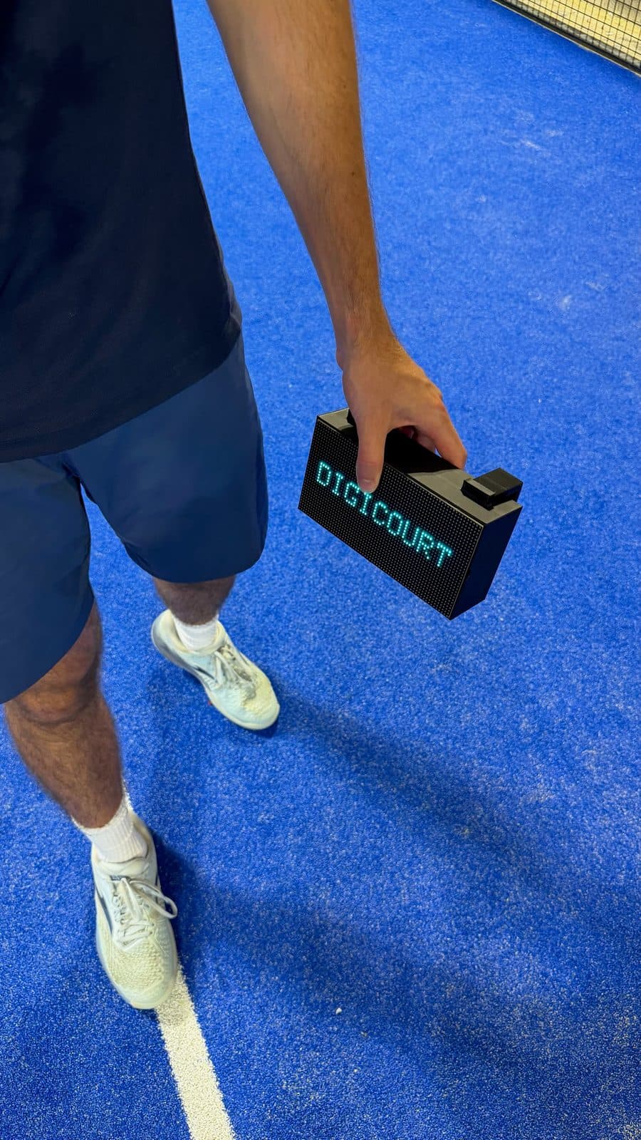 Un joueur transportant le boîtier DigiCourt sur le terrain