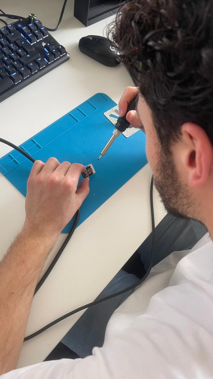 Assemblage électronique d'un boîtier à l'atelier
