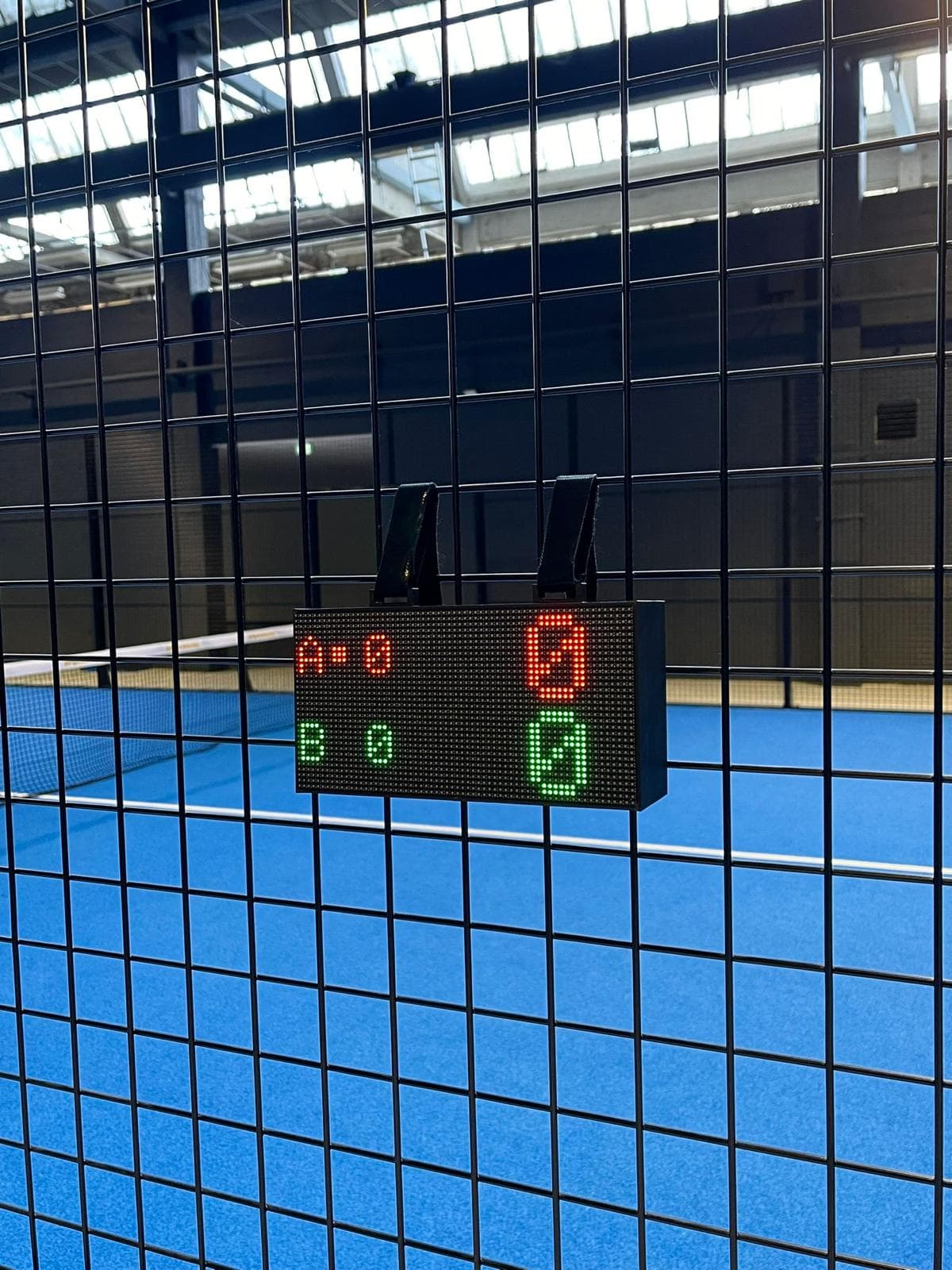 Vue large d'un terrain de padel équipé d'un DigiCourt
