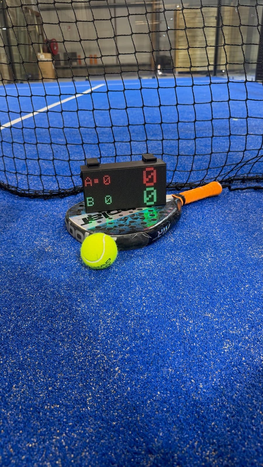 Le boîtier DigiCourt en situation sur un terrain de padel